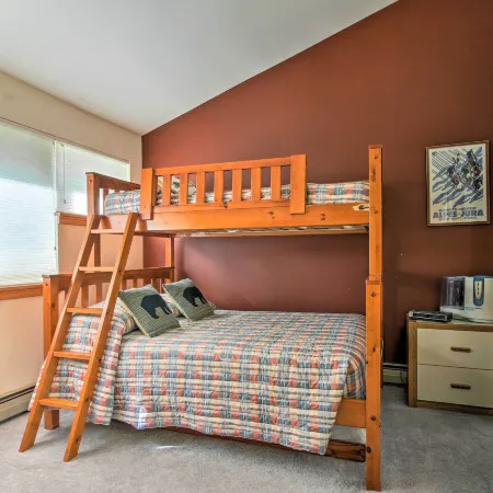 Killington Condo w/ Spa ~ 3 Miles to Ski Resort!