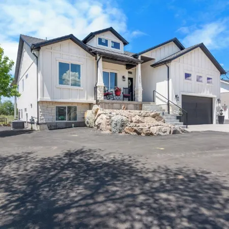 Entire Private Home Sleeps 15, Near Skiing, Private Pickleball Court & Hot Tub