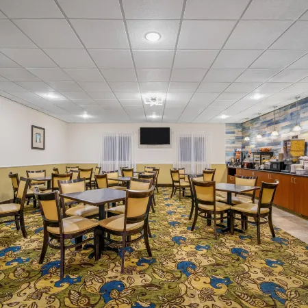 La Quinta Inn & Suites by Wyndham Stonington-Mystic Area