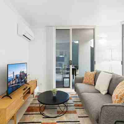 Comfy 2-Bed with Pool and Secure Parking Rooms
