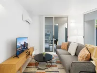 Comfy 2-Bed with Pool and Secure Parking - Apartments