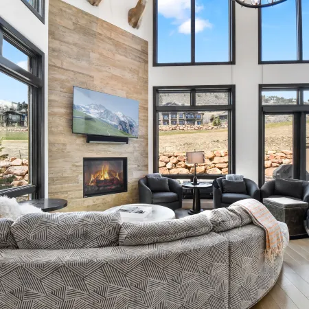Walk to Skiing, Exceptional Juniper Landing 4 BR, Private Hot Tub, Golf Course Views, Outdoor Pool