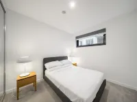 Chic Inner-City 2-Bed Abode with Pool, Gym & Sauna