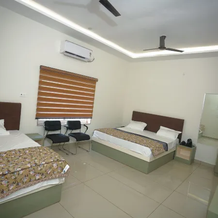 Hotel Prem Sadan Отели в г. Датия