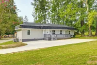 Private Deck & Yard: Home 3 Mi to Dtwn Sanford! - Homestays