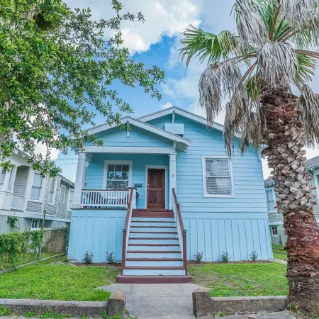 Uptown Cottage 2 Minutes to the Strand and Utmb Отели рядом с достопримечательностью «Ист-Бич»