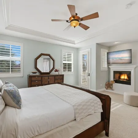 Luxurious 4Br Home Steps from Beach-Big Hot Tub,Fire Pit,AC,Bikes, 2 King Beds