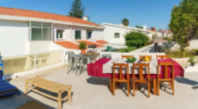 5-bedroom beach house ideal for groups 5 min walk from Carcavelos beach