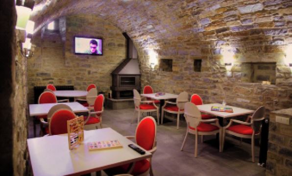 Casas Pirineo Aínsa: Historic Palace & Garden