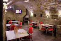 Casas Pirineo Aínsa: Historic Palace & Garden Hotels in Sobrarbe