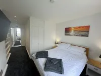 Beach Front 2 Bedroom Apartment with Uninterrupted Sea Views Hotels in New Romney