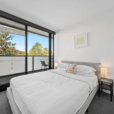 Bright Unit With Secure Parking and Garden Access