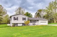 3 Mi to Erie Canal: Home w/ Hot Tub in Holley! - Wifi