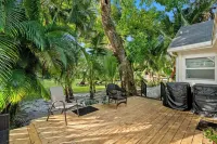 Pet Friendly- Fenced Yard - Walk to Las Olas - 4 Miles to the Beach!