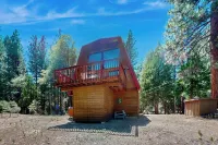 3BR Charming Cabin w/ Deck, Yard Games & View - 3 stjerner