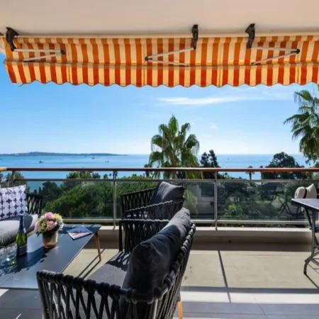 Apartment in Golfe-Juan with Sea Views