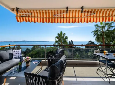 Apartment in Golfe-Juan with Sea Views