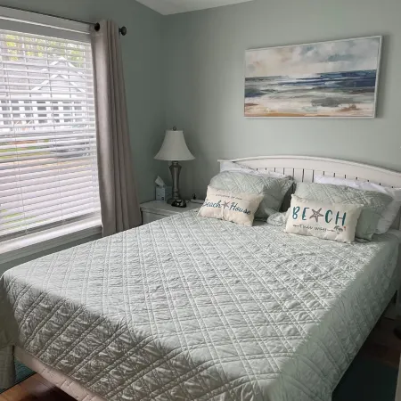 Charming 2-bedroom cottage with all the amenities you need!