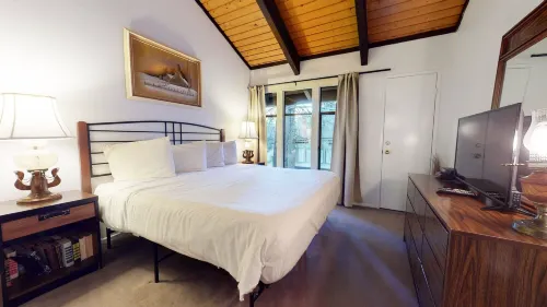 St. Moritz 12 Bright and Cozy Mountain Cabin, Centrally Located by RedAwning
