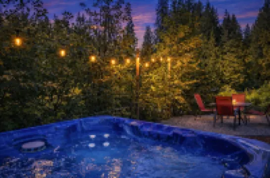 Rivers Edge 2 Bedroom Home by NW Comfy Cabins by RedAwning