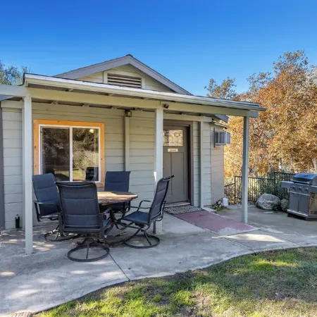 The Kaweah River Cabin sleeps up to 8 guests, located 3 minutes from entrance