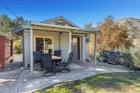 The Kaweah River Cabin sleeps up to 8 guests, located 3 minutes from entrance