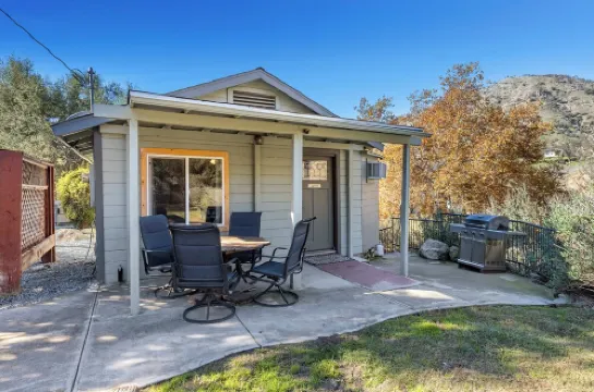 The Kaweah River Cabin sleeps up to 8 guests, located 3 minutes from entrance