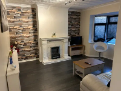 Romford - House - Sleeps 6 - Garden - Parking