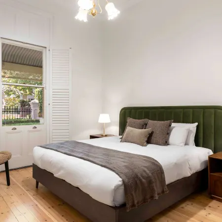 Victorian Villa with Pool near CBD