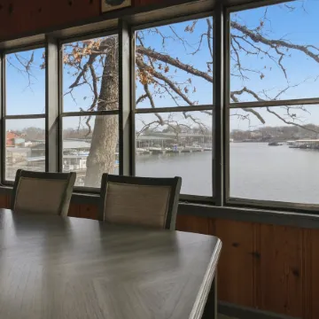 Charming & Cozy Waterfront Cabin at 21mm Near Shorty Pants