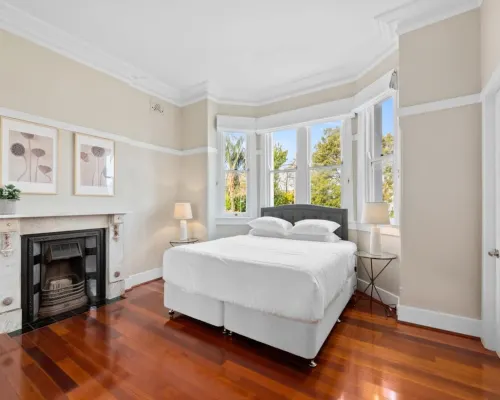 Huge Harbour View Apartment In Historic Home Hotels in Cremorne