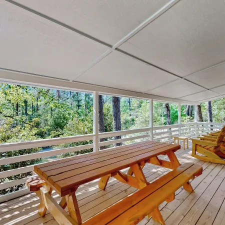 Modern Treehouse Vibes Close to Club and Lake
