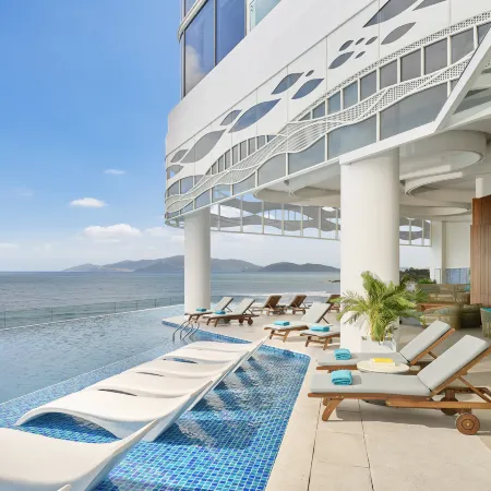 voco Scenia Bay Nha Trang by IHG Отели рядом с достопримечательностью «Пляж Хон-Чонг»