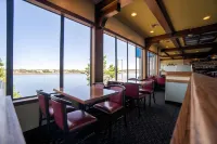 Clover Island Inn