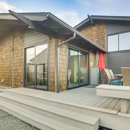 Sequim Shoreline Retreat w/ 2 Decks: Dogs Welcome!