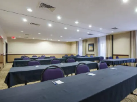 Comfort Inn & Suites Hotels in Reno County