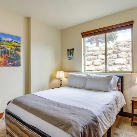 Condo w/ Private Hot Tub, 2 Mi to the Jordanelle!