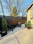 Cozy Private Suite in Cultural District! Walk to Mass St. ~ 5 min to KU Campus