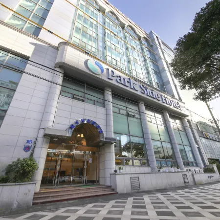 Jeju Parkside Tourist Hotel Отели рядом с достопримечательностью «Храм Самсонхёль»