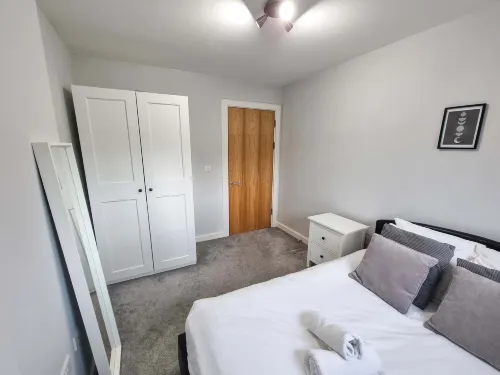 Canal Side Flat by City SuperHost - Homestays