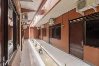 RedDoorz Syariah near Siloam Hospitals Bulak Kapal Hotels in East Bekasi