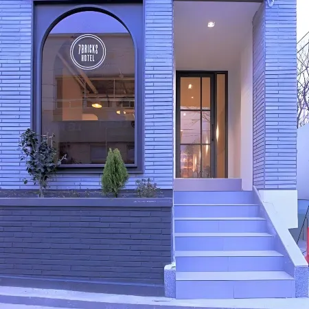 Seven Bricks Hotel