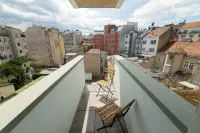 Premium Apartments with Air Conditioning - Doverys Yard - Balkon