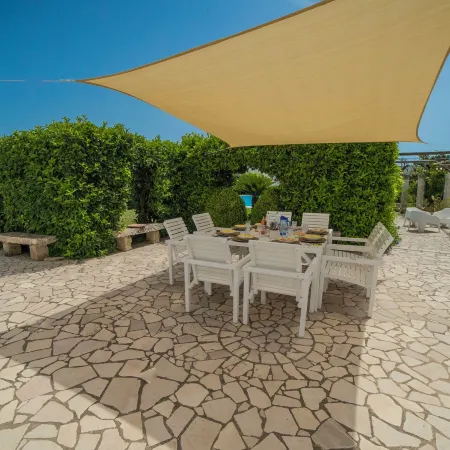 Villa Lisa with Huge Pool and Garden - Happy Rentals