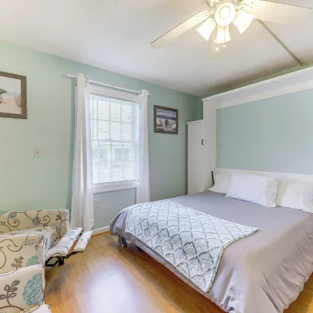 2 Mi to Drakes Island Beach: Condo w/ Porch!