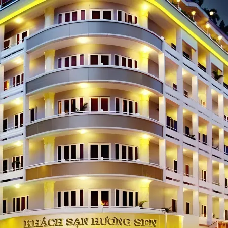 Huong Sen Hotel Отели рядом с достопримечательностью «Манна»