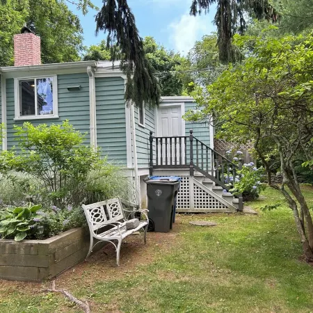 Cozy Cottage 1.5 mi. To Third Beach.