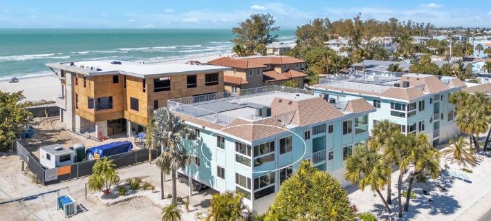Sandy Cheeks & Barefeet, Gorgeous Interior Gulf Beach Place, Pool, on Beach Side Hotels in Holmes Beach