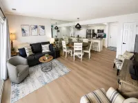 Renovated 2-bed / 2-bath condo POOLSIDE & LAKEFRONT! - 4 estrellas