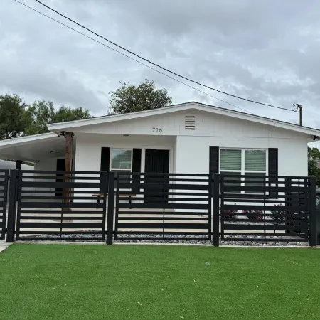 Charming 2-bedroom cottage in Laredo with high-speed WiFi, AC